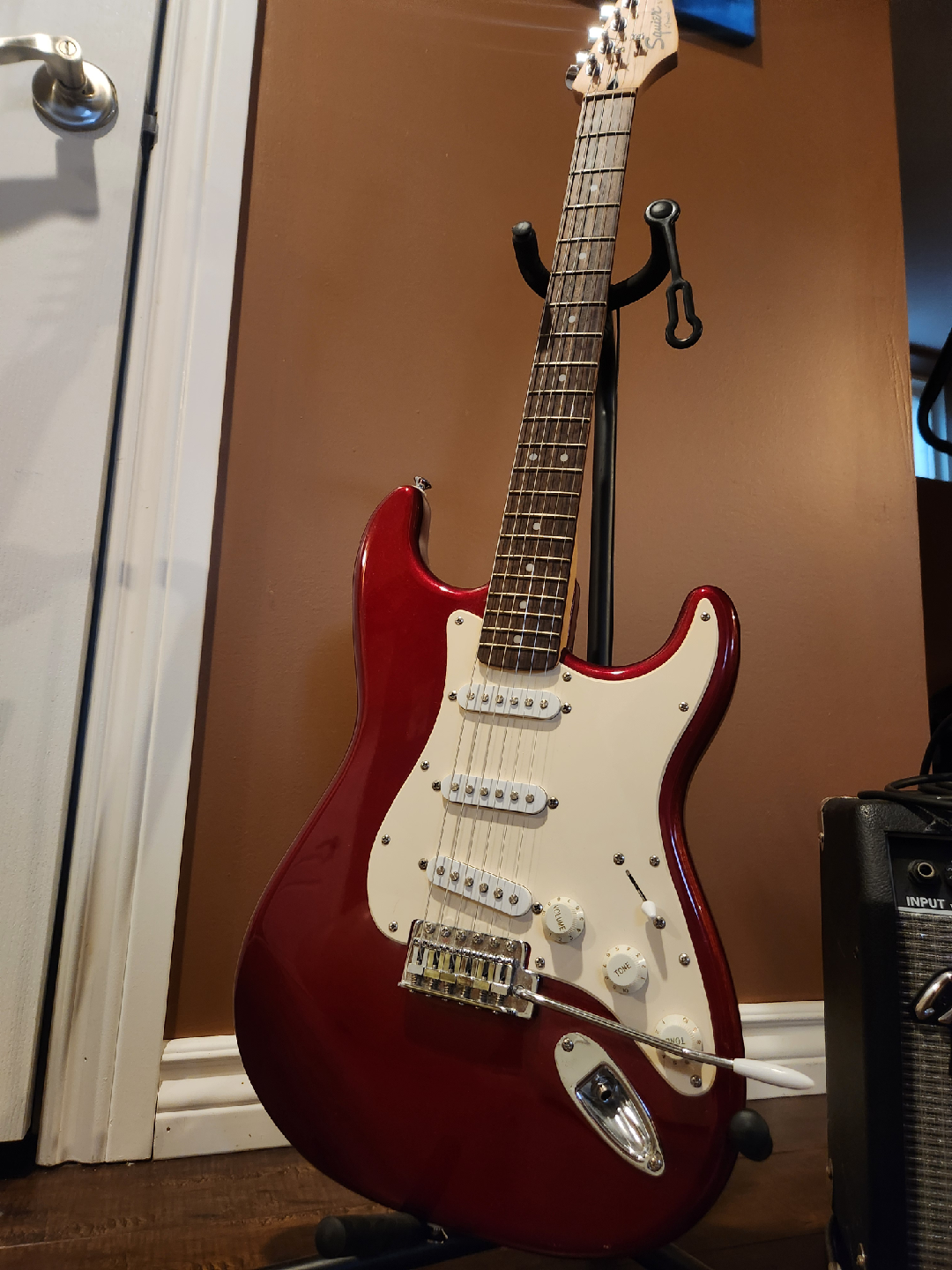 Squier Strat by Fender & Frontman 15G Amp - photo 2