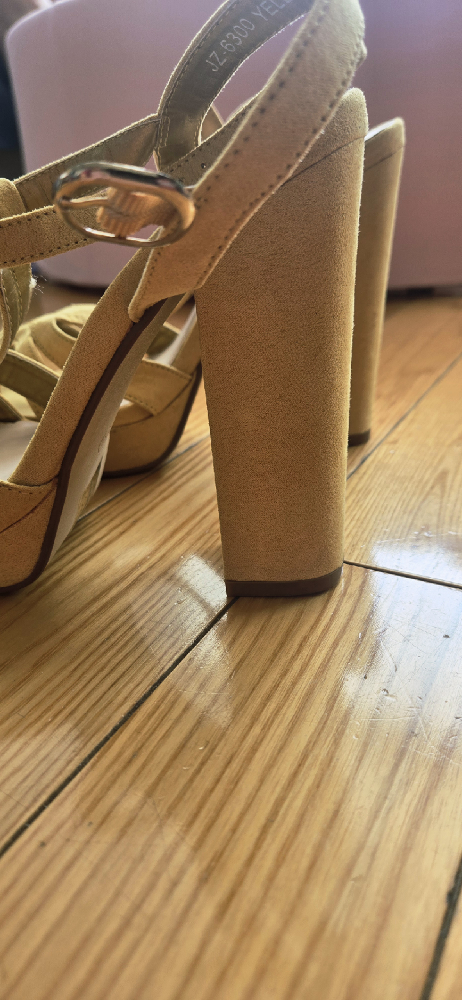Yellow Heels - Size 8- Never worn - photo 3