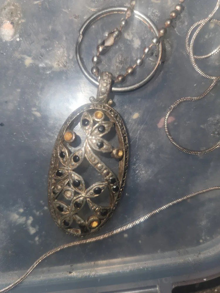 Mixed Lot of Vintage Charms+ chains image indicator(3)