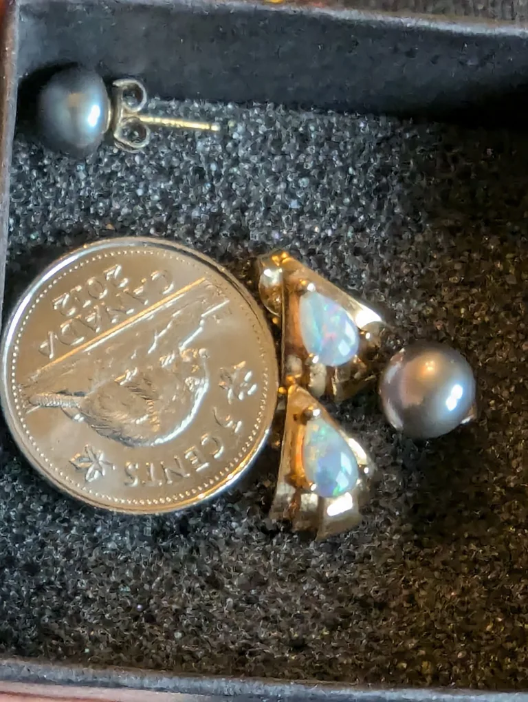 10k gold Opal Stud Earrings image indicator(2)