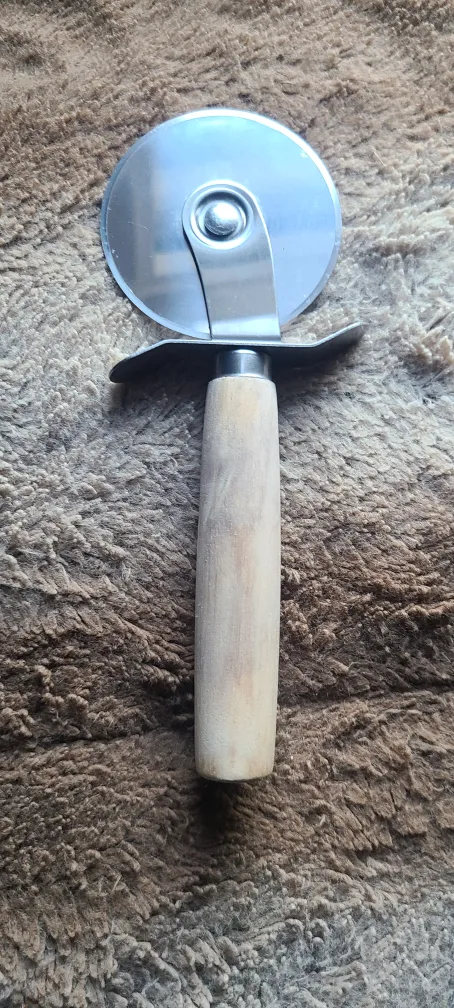 Pizza Cutter with Wooden Handle 🥕 thumbnail