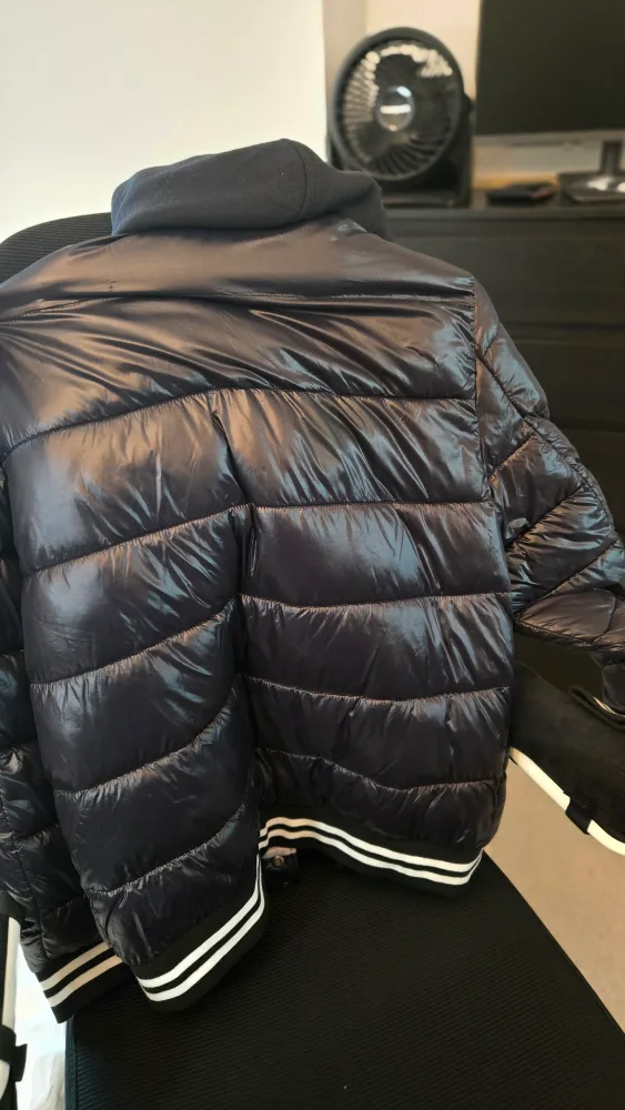 GUESS Puffer Jacket - Size L image indicator(3)