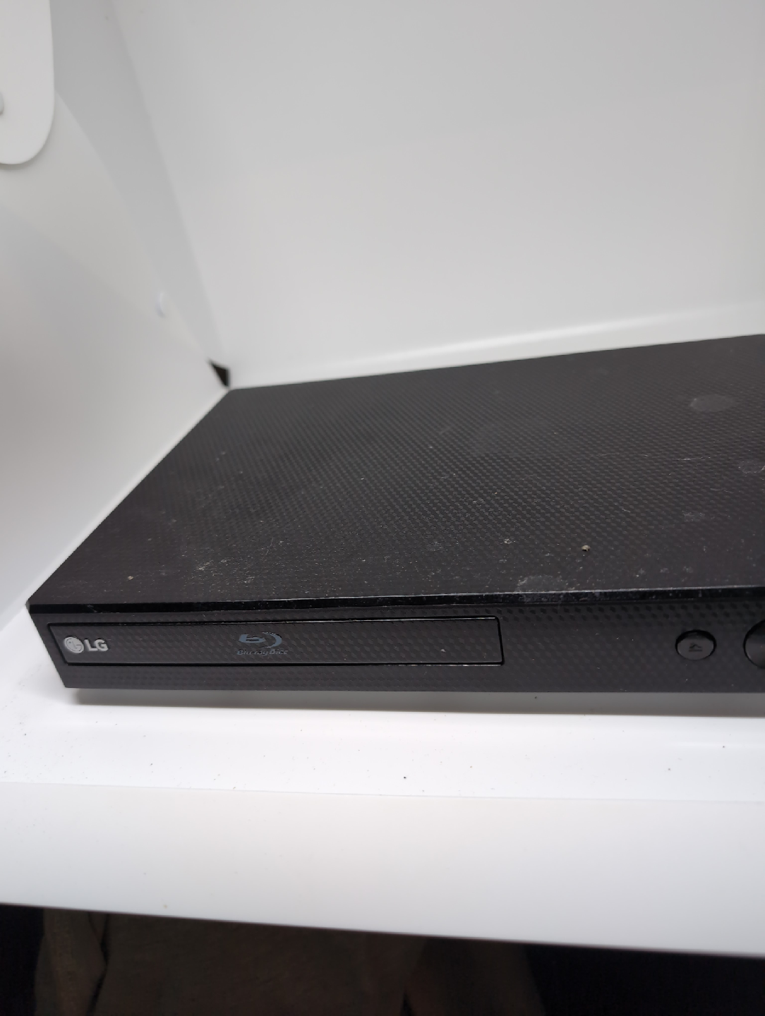 LG BP300 Blu-Ray Disc/DVD Player