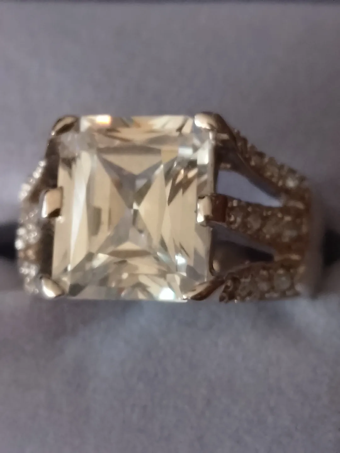 Sparkling Square Cut Ring image indicator(3)