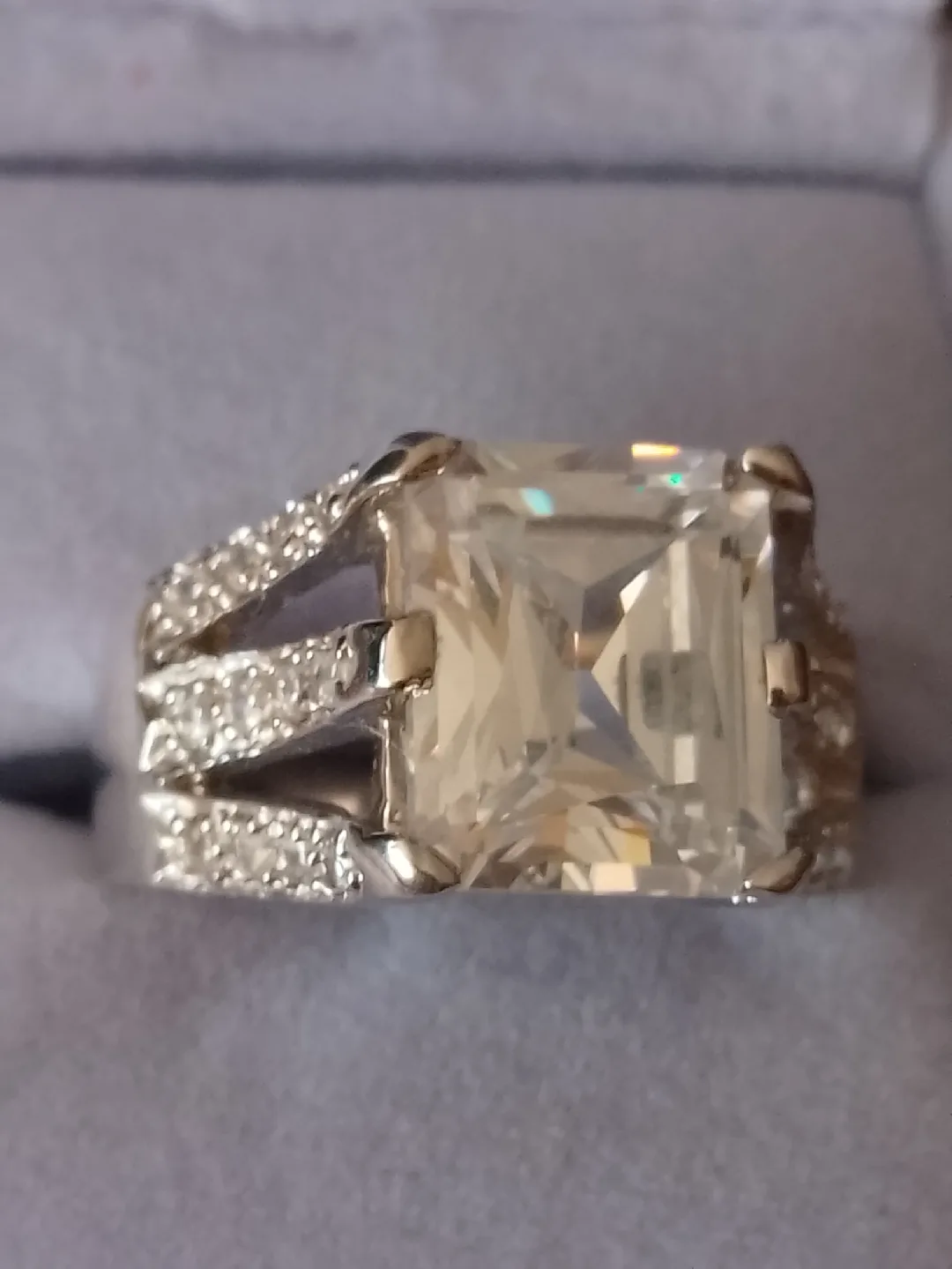 Sparkling Square Cut Ring image indicator(4)