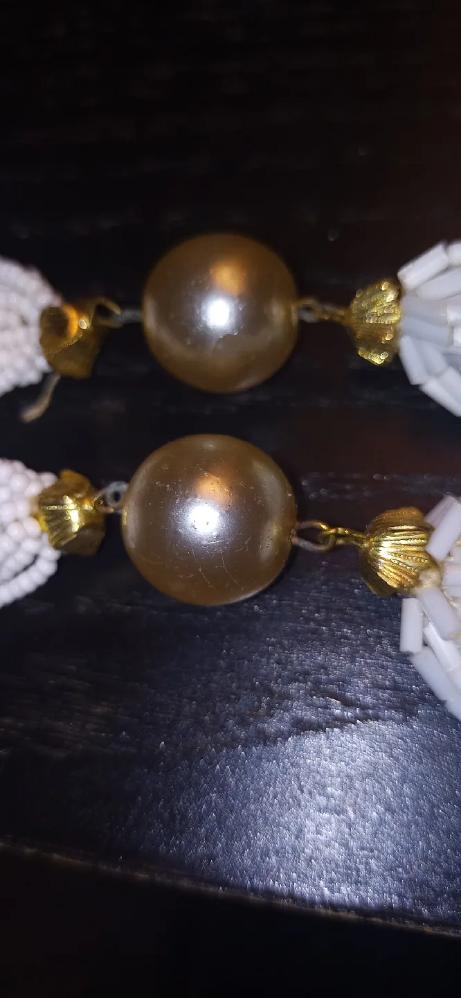 White Beaded Necklace with Pearl Accents image indicator(7)