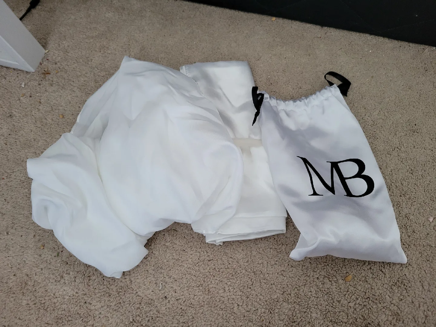 White Scarf Set with Bag image indicator(2)