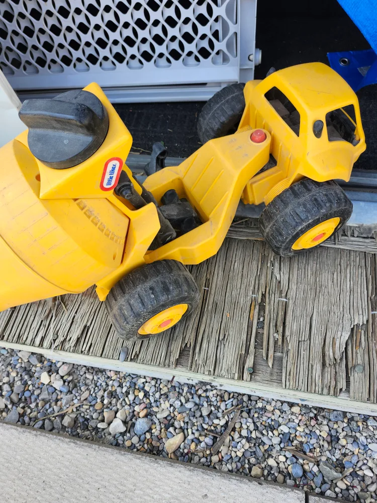 Little Tikes Yellow Cement Mixer Truck image indicator(3)