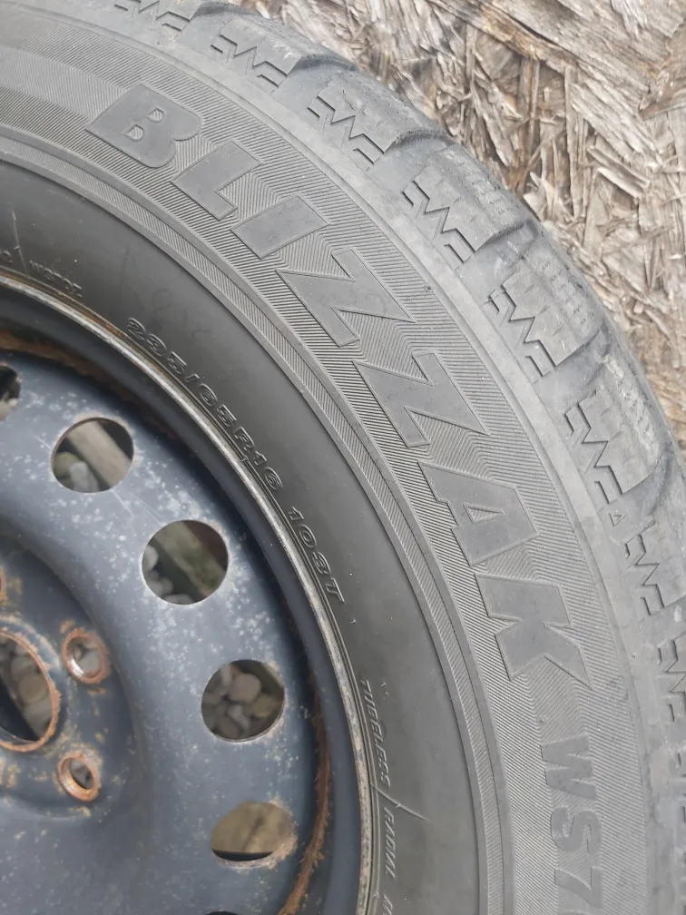 Bridgestone Blizzak WS70 235/65R16 Winter Tires image indicator(7)