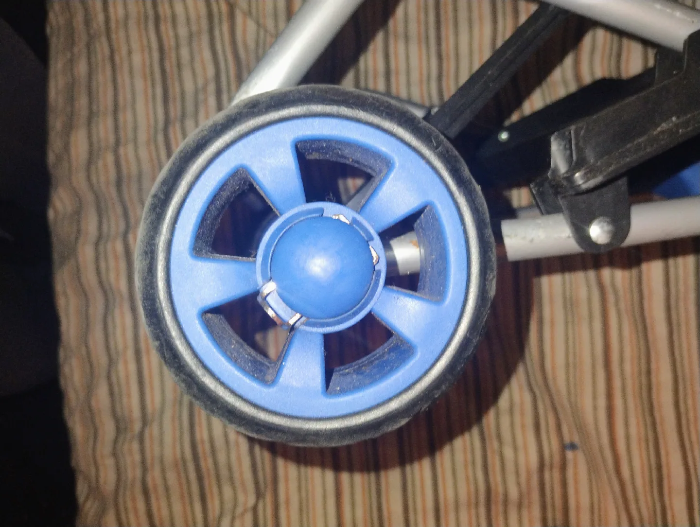 AmazonBasics Blue Rolling Shopping Cart image indicator(8)