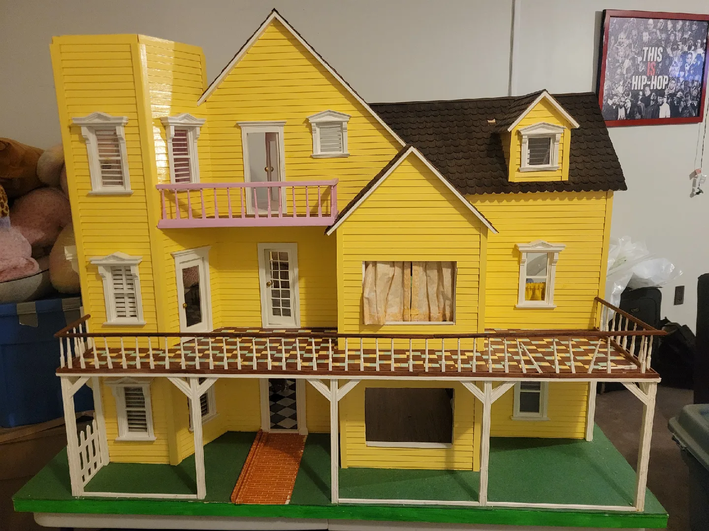 Miniture Dollhouse with Furniture & Extras thumbnail