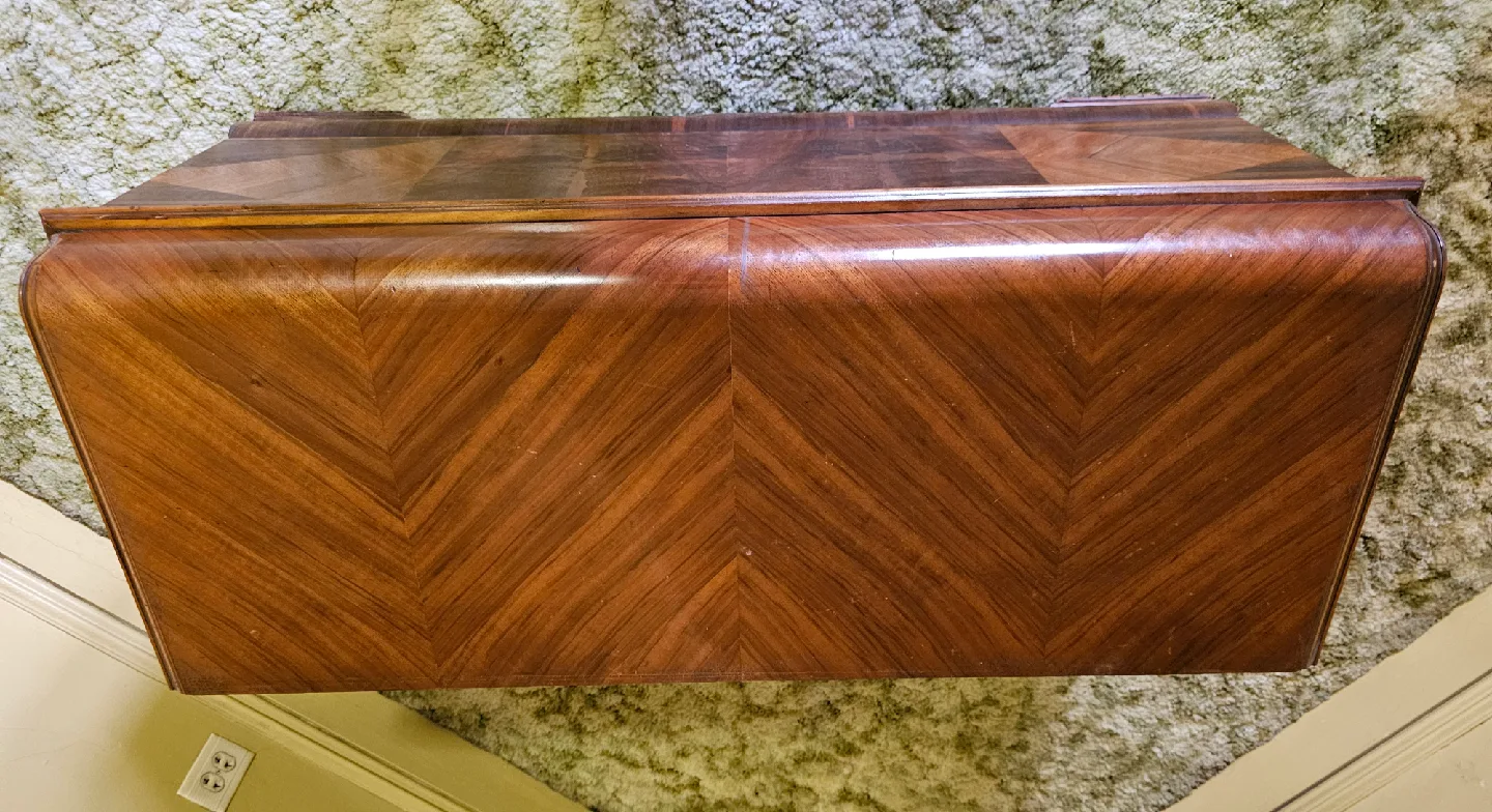 Vintage Lane Cedar Wood Hope Chest / Circa 1940s image indicator(4)