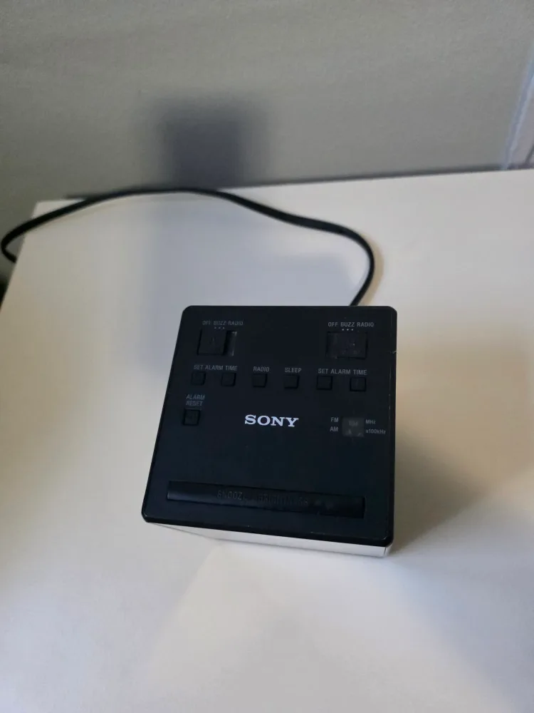 Sony FM/AM Dual Alarm Clock Radio with Mirror Finish - Black image indicator(5)