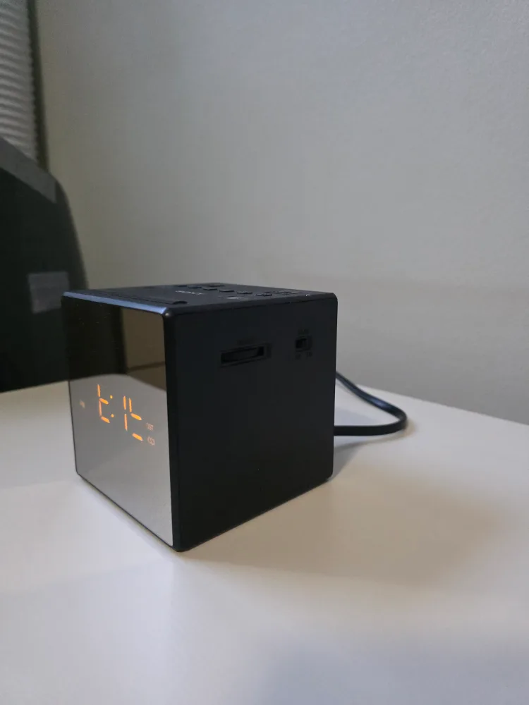 Sony FM/AM Dual Alarm Clock Radio with Mirror Finish - Black image indicator(6)