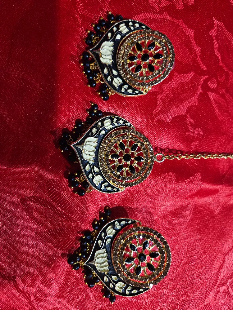 Indian Tikka Headpiece with Earrings image indicator(2)