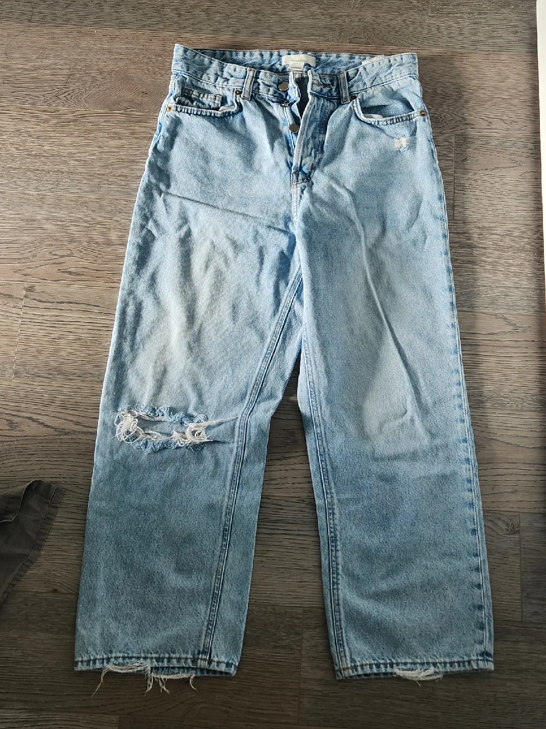 H&M Light Wash Jeans - Size 6 thumbnail