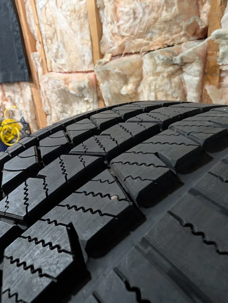 (1)-235/50R18 Continental Cross Contact All Season Tire image indicator(4)