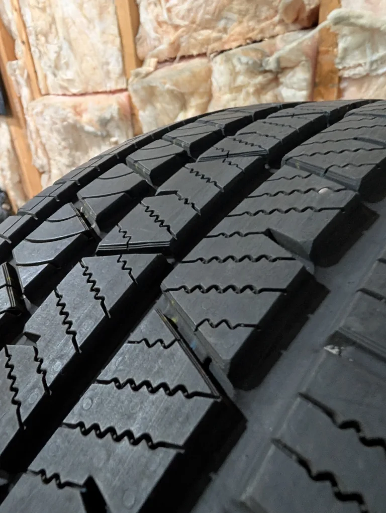 (1)-235/50R18 Continental Cross Contact All Season Tire image indicator(5)