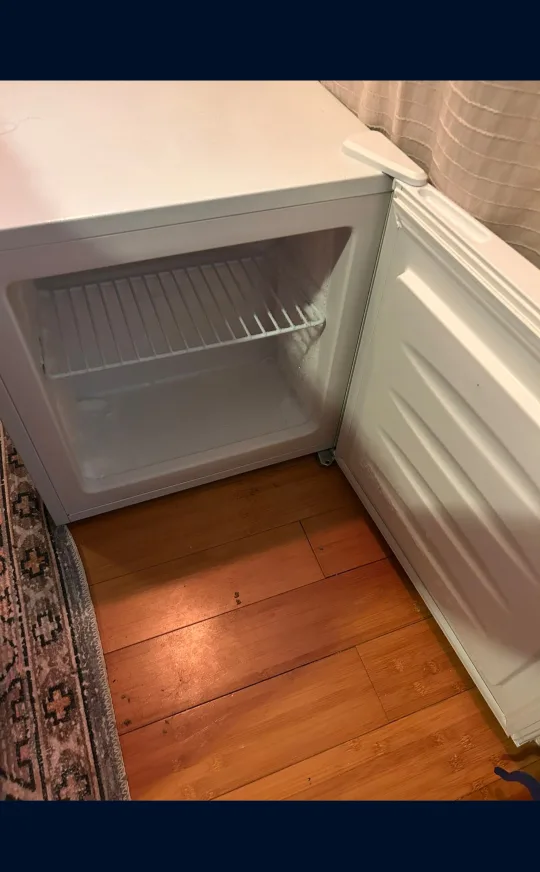 (Free Delivery) HOMCOM 1.1 Cu. Ft. White Mini Freezer image indicator(3)