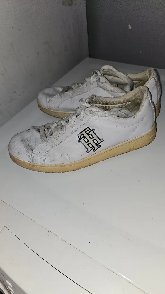 Tommy Hilfiger White Sneakers image indicator(2)