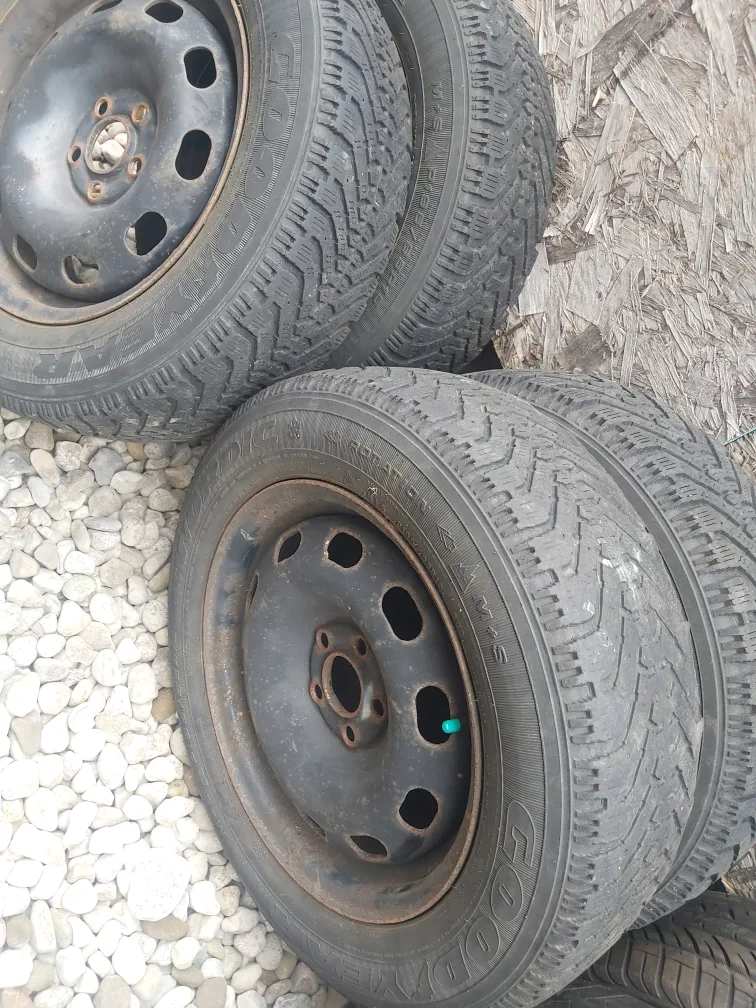 Set of 4 Goodyear Nordic Winter Tires P195/65R15 image indicator(4)