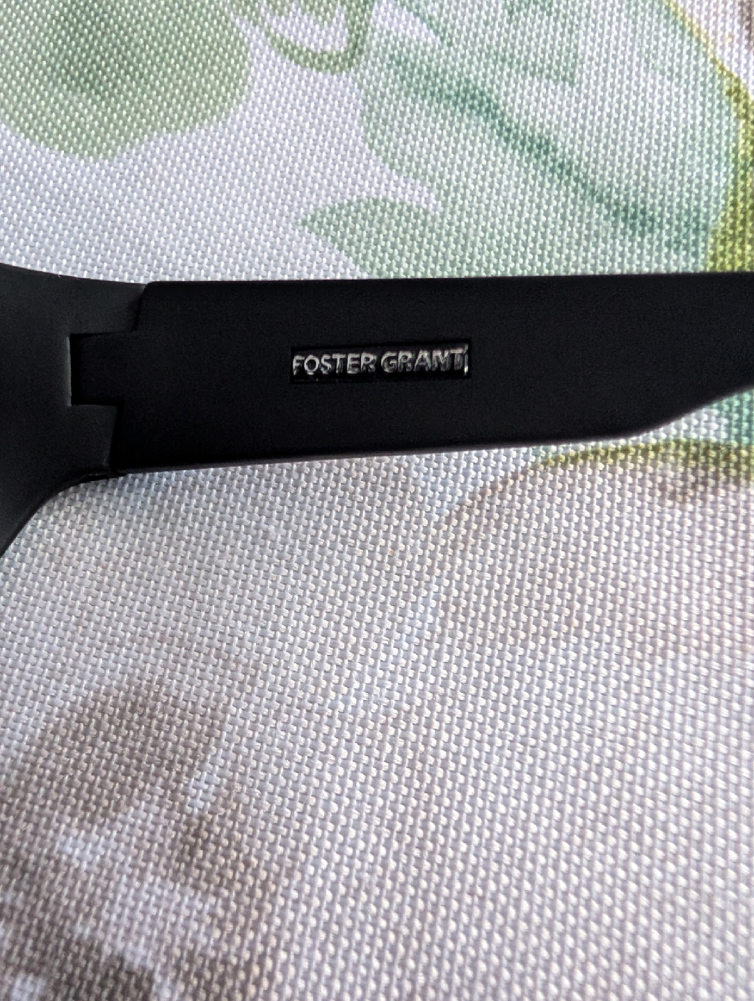 Foster Grant Black Sunglasses - photo 2