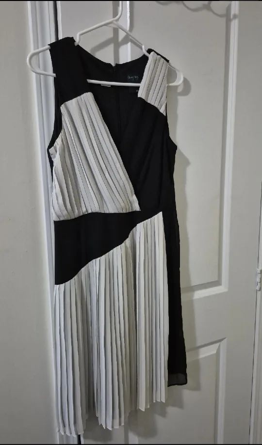 Gabby Skye Black & White Dress - Size 6