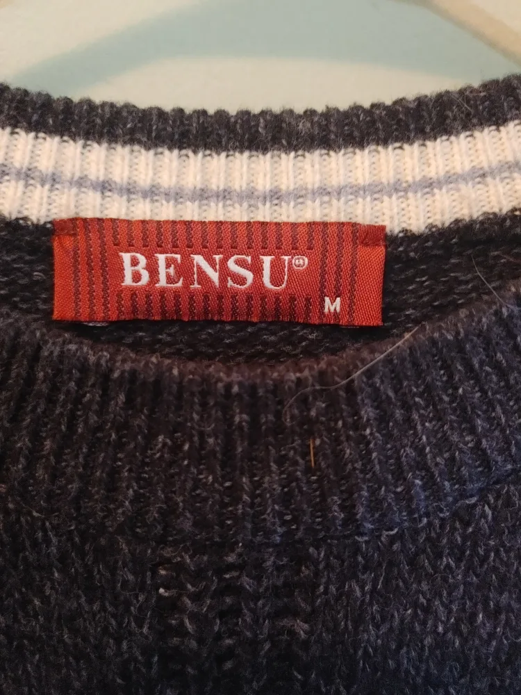 Bensu Sweater - Size Medium image indicator(2)
