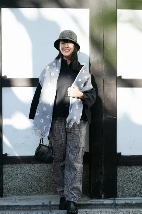 Linen/Cotton Scarf BRAND NEW with Tag: Grey/White Reversible image indicator(5)