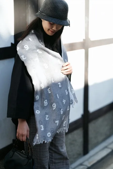 Linen/Cotton Scarf BRAND NEW with Tag: Grey/White Reversible image indicator(8)