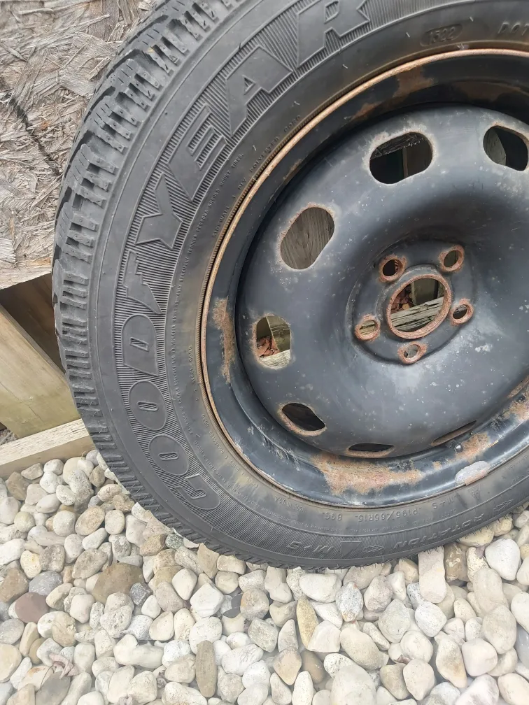 Set of 4 Goodyear Nordic Winter Tires P195/65R15 thumbnail
