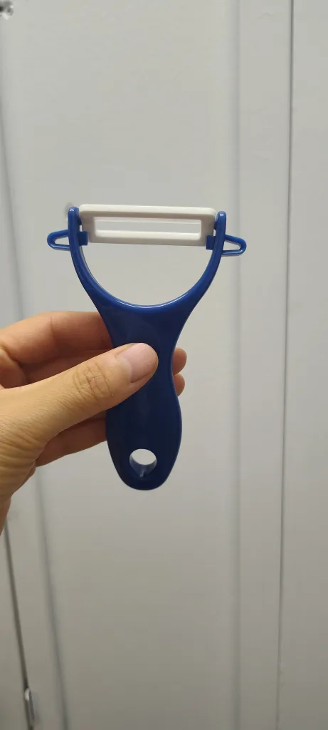 Vegetable Peelers - Black & Blue image indicator(2)