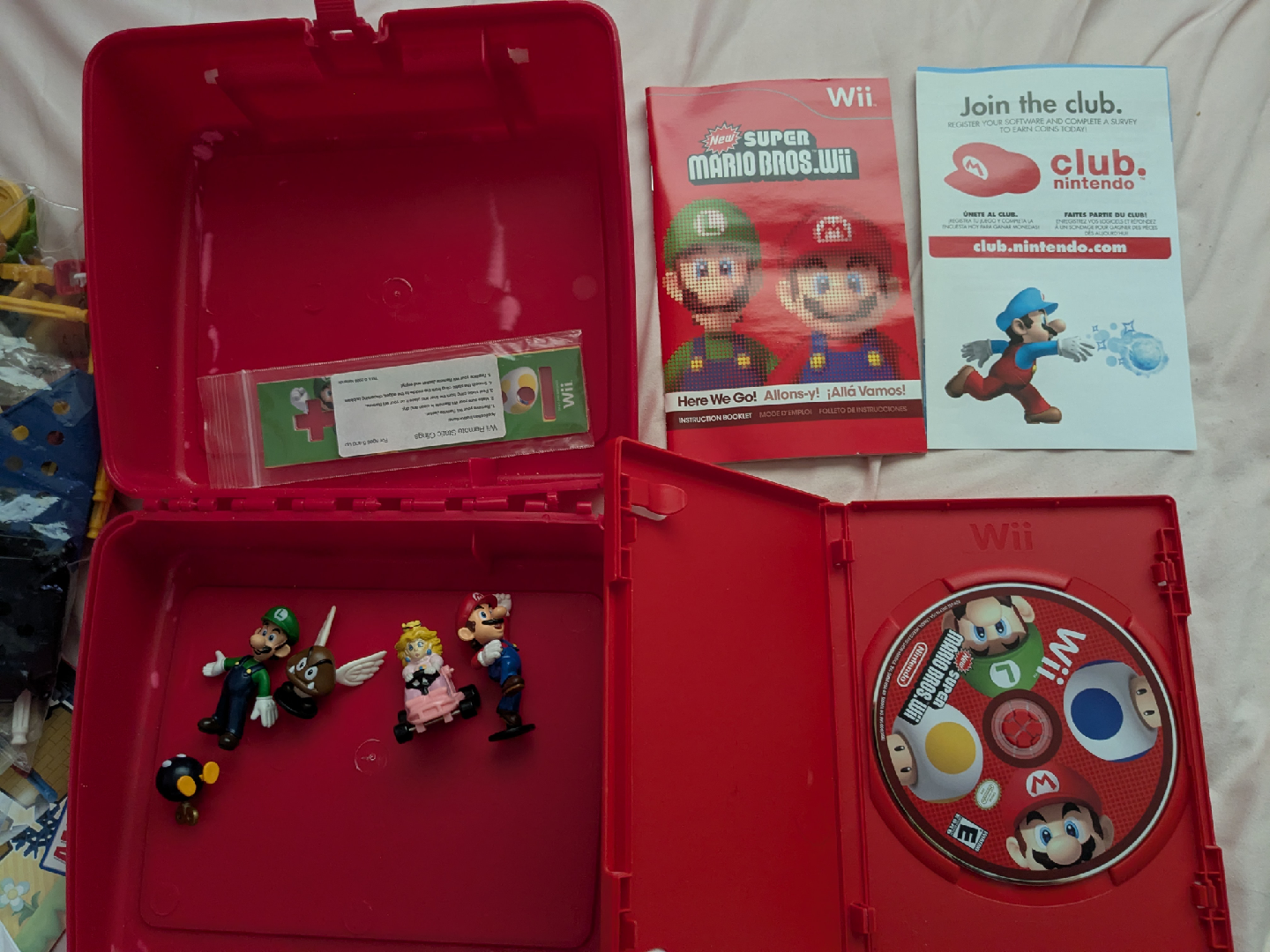 New Super Mario Bros Wii Game Gift Set Edition - photo 3