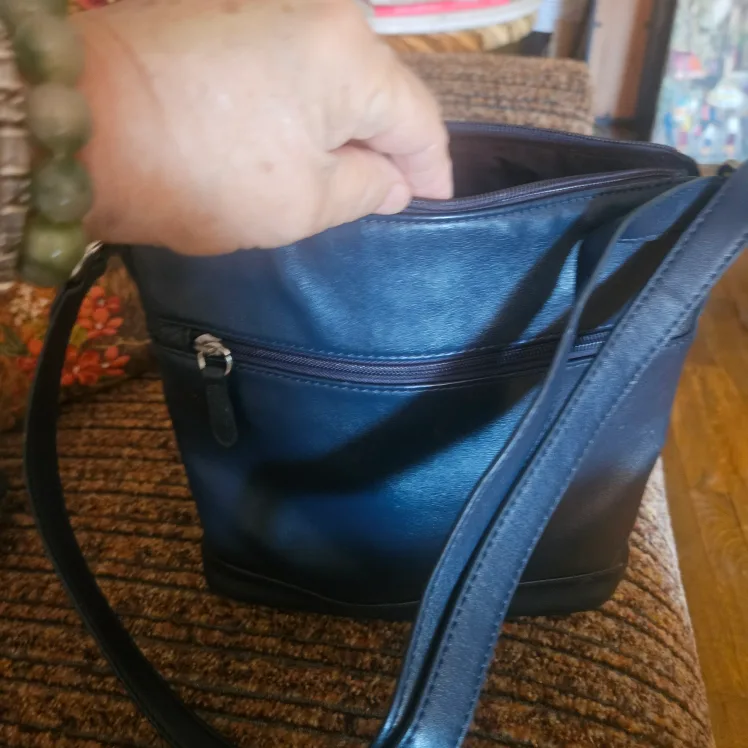 Giani Bernini  Italy Leather  Shoulder Bag image indicator(5)