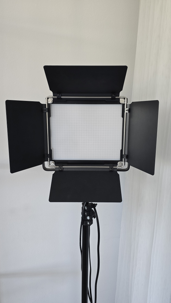 MOVING MUST GO Neewer  LED Video Light With Case and Tripod - photo 4