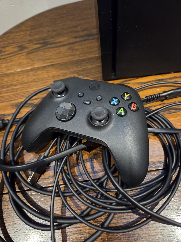 Xbox Series X 1TB SSD - Includes Controller - photo 2