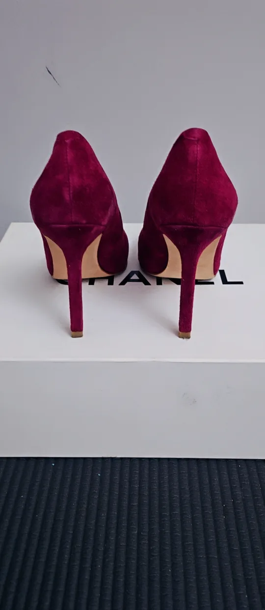 💓💖Ivanka Trump Suede Heels - Size 6 image indicator(2)