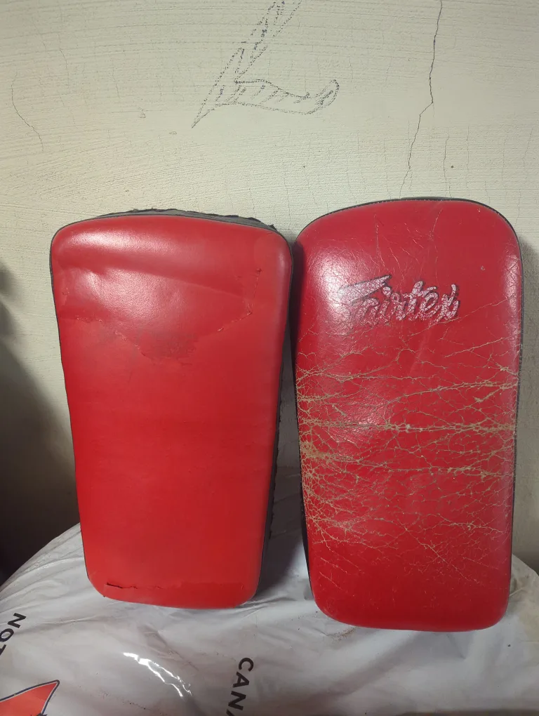 Fairtex Thai Kick Pads - Red & Black image indicator(2)