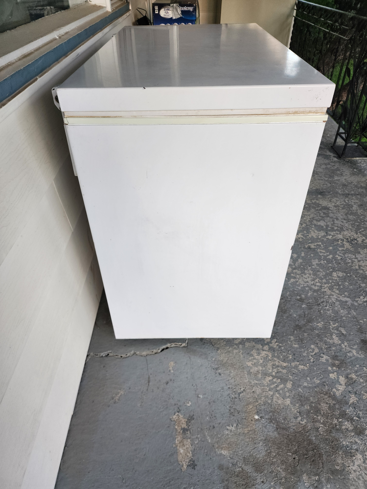 White Chest Freezer 39x23x34inches