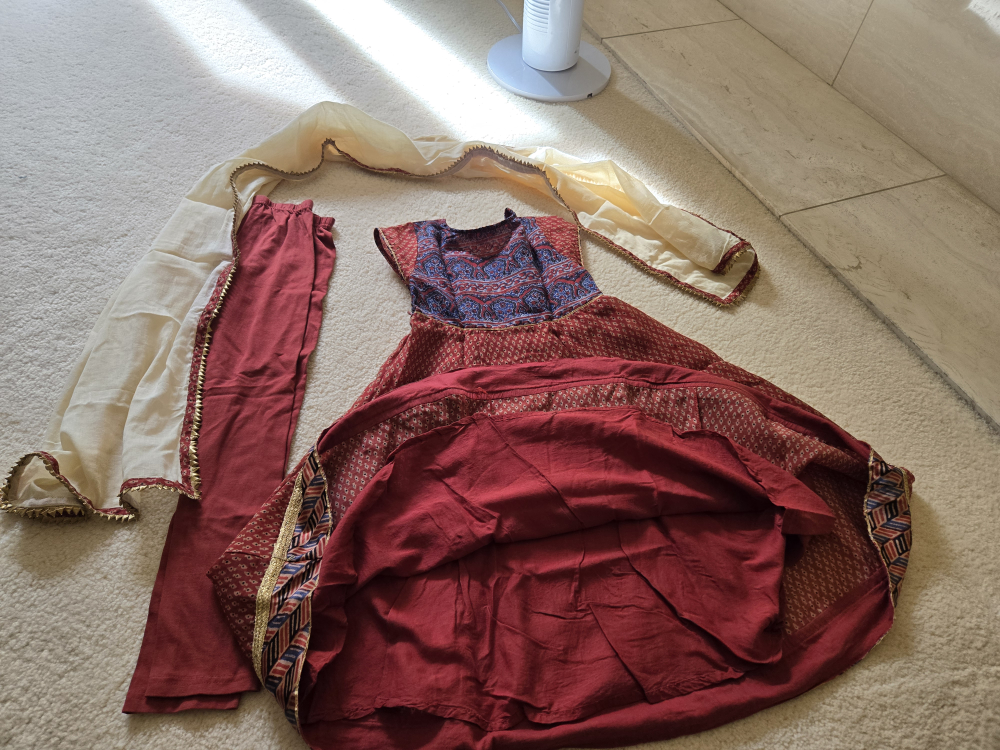 Girls' Salwar Kameez (Size 6-7) - photo 3