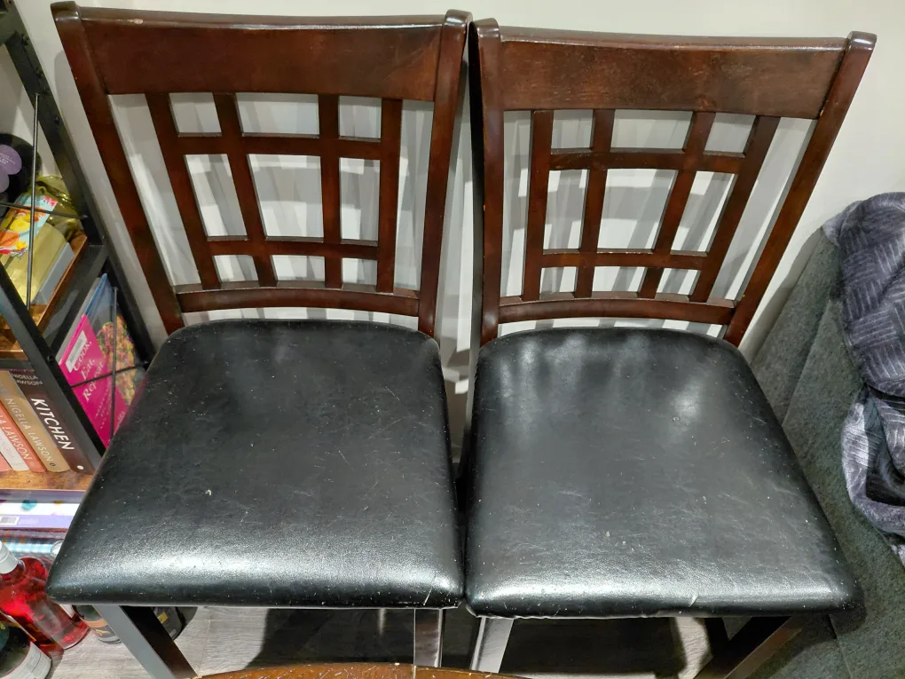 42 Inch Round Bar Height Table and Chairs image indicator(5)