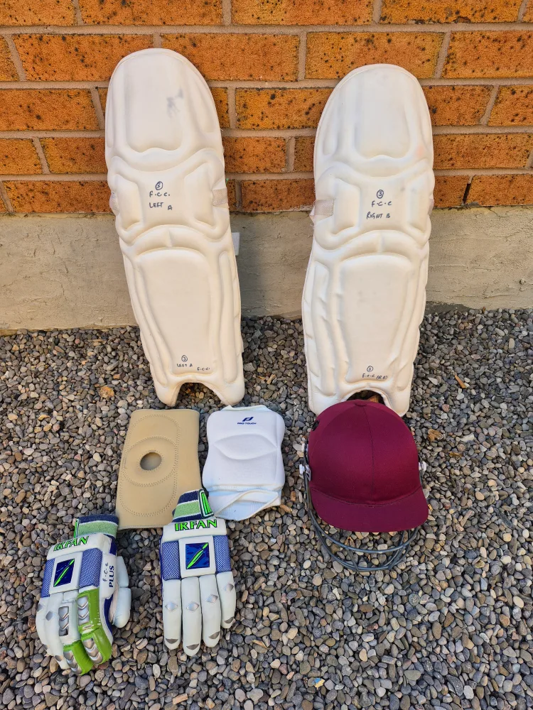 Cricket Gear Set: Helmet, Pads, Gloves thumbnail