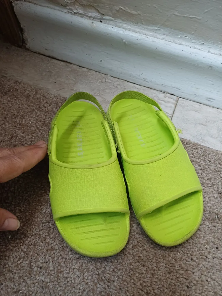 FREE Carter's Sandals - Kid's Size 9B - Green 🥕 thumbnail