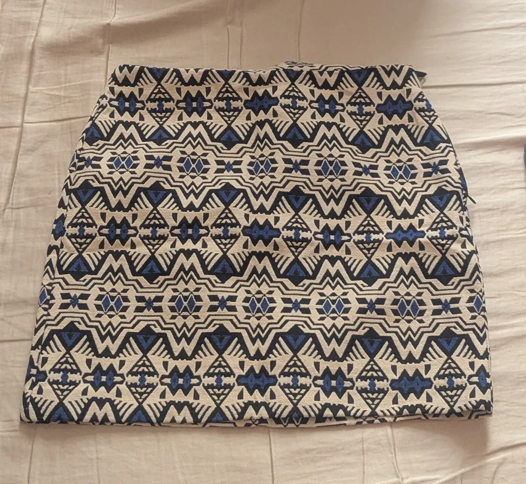 H&M Divided Skirt - Size 2 thumbnail