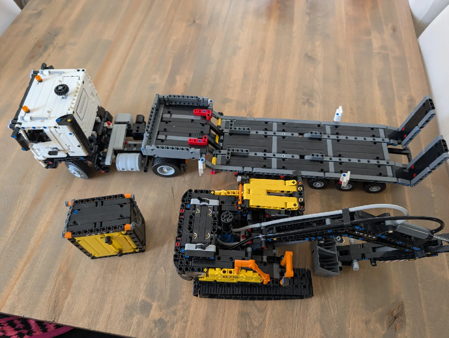 LEGO Technic Volvo FMX Truck & EC230 Excavator 42175 image indicator(4)