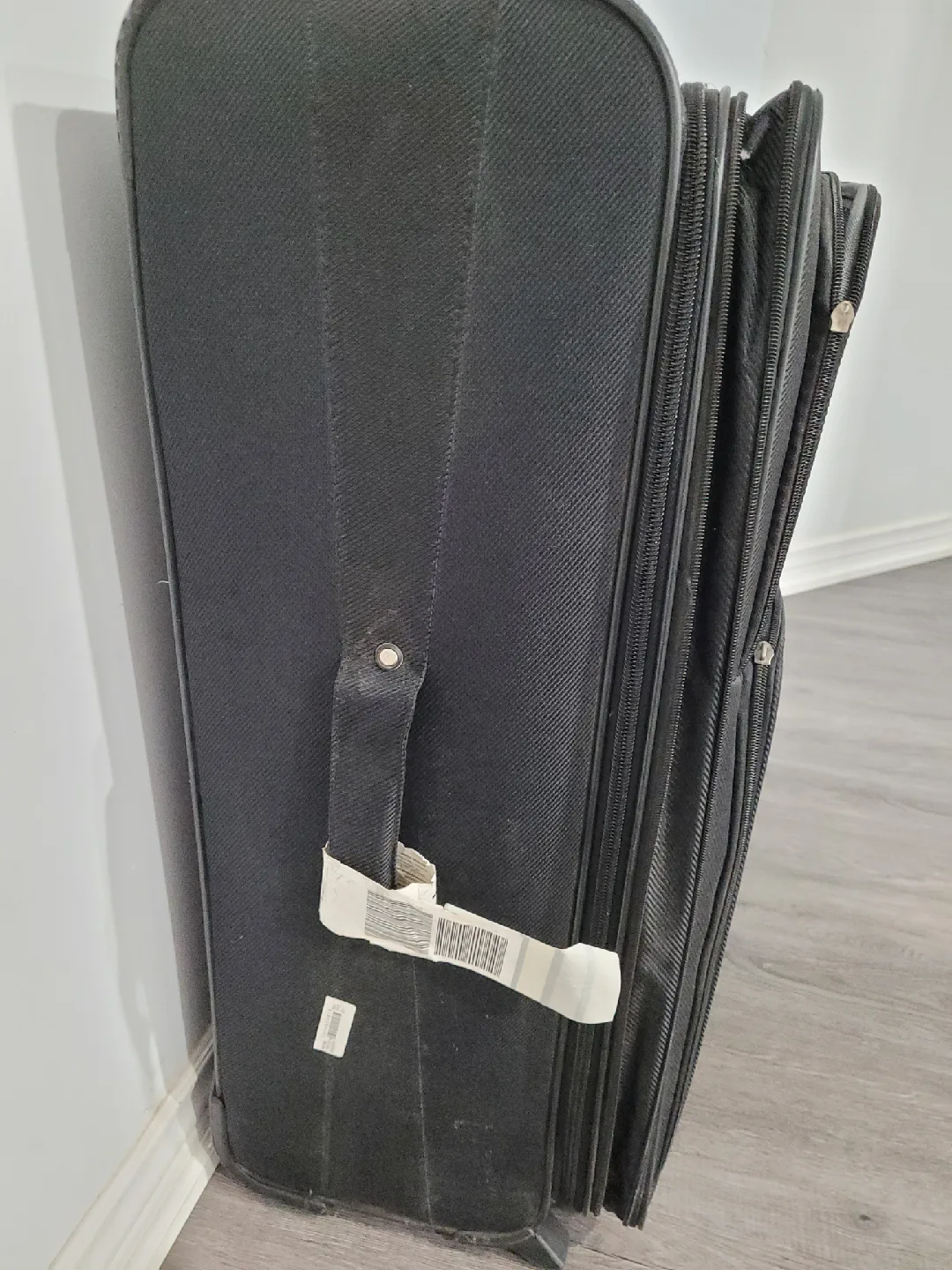 🥕 President Black Luggage Suitcase , zipper pulls broken. image indicator(2)
