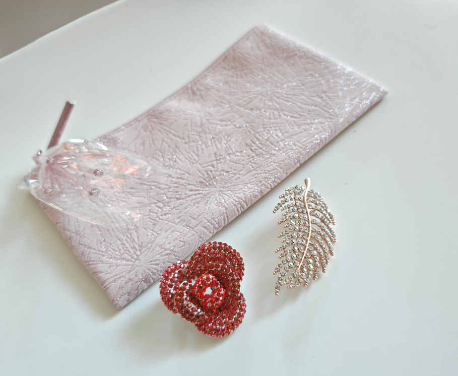 New MAC Makeup Bag & Brooches - photo 3