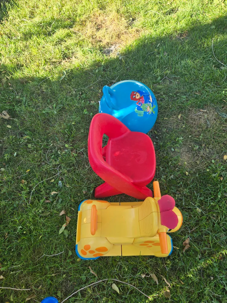 Kids Ride-On Toy, Chair, & Bouncy Ball image indicator(2)