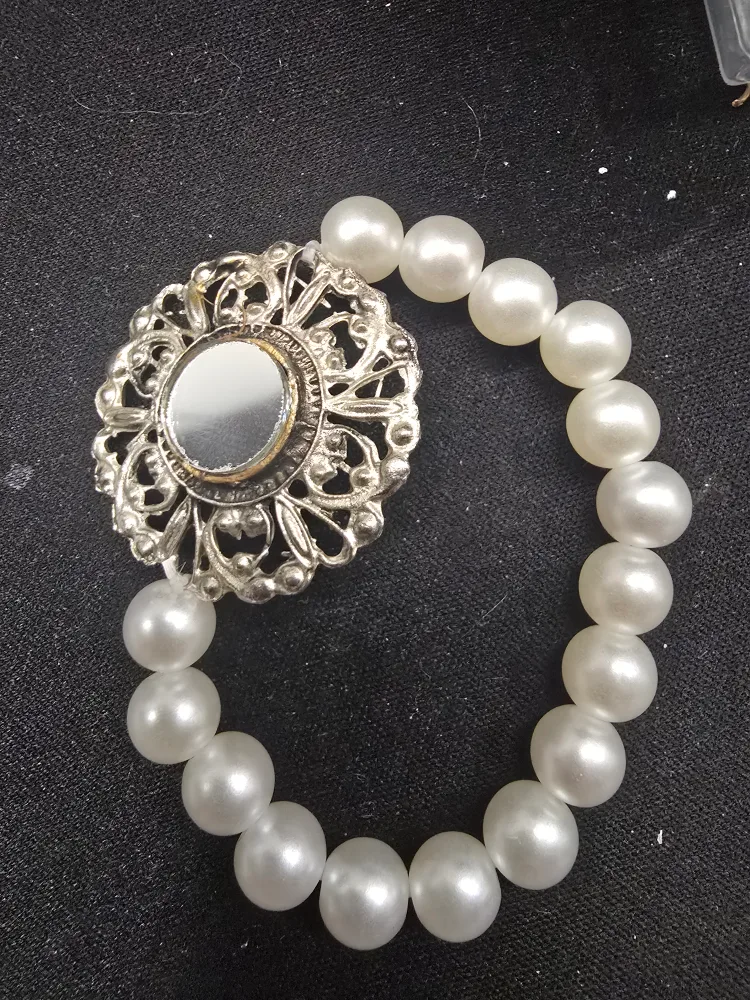 Pearl Bracelet with Silver Medallion image indicator(2)