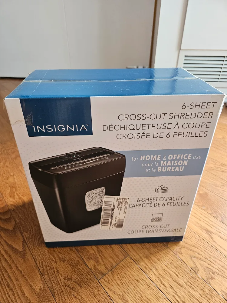 🥕 Insignia 6-Sheet Cross-Cut Shredder - New in Box! thumbnail